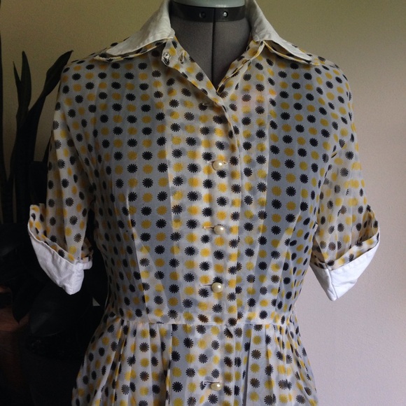Vintage shirt dress with suns and pearls - Picture 3 of 7
